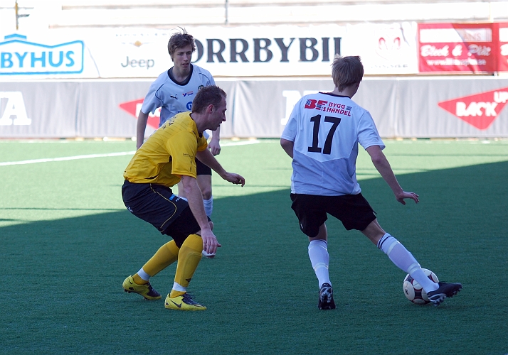 2009_0418_04.JPG - Anes Brkovic styr motståndaren till att spela bollen tillbaka till sin medspelare