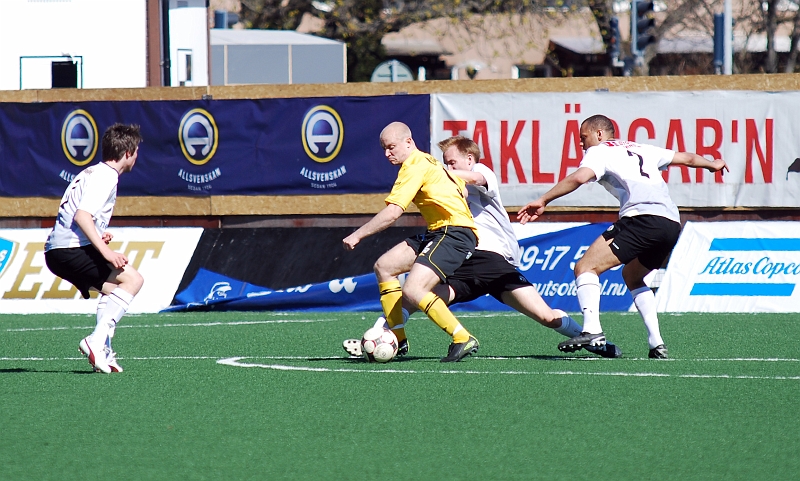 2009_0418_05.JPG - Efter ca. 15 min började Södra komma in i matchen, här genom Kristofer Storm