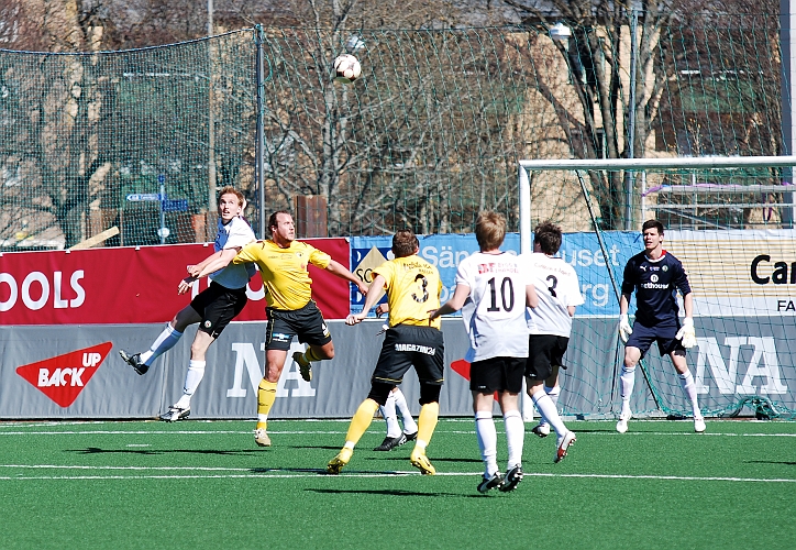 2009_0418_06.JPG - Mikael Westman i nickduell efter en hörna för Södra