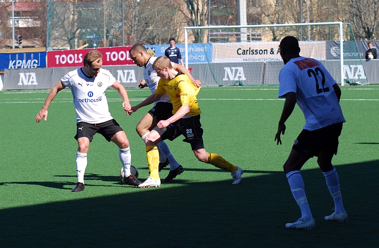 2009_0418_07.JPG - Filip Stjernfeldt hålls fast med ett stadigt tag i hans tröja