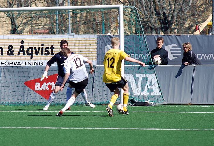 2009_0418_08.JPG - Martin Haglind i ett bra läge men försvararen avstyr chansen