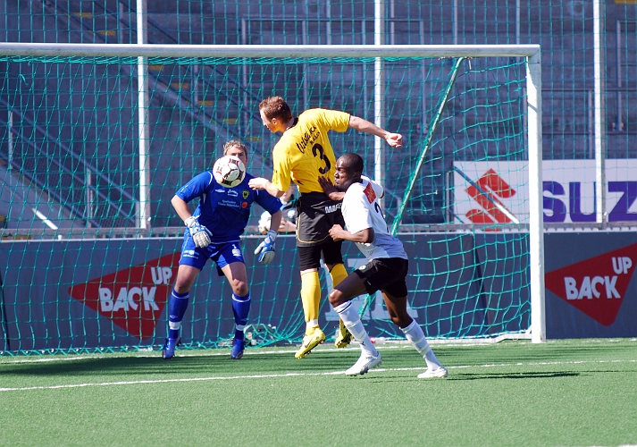 2009_0418_09.JPG - Anes Brkovic får undan bollen i sista stund