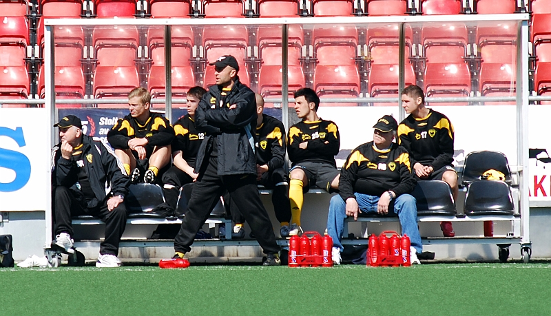 2009_0418_10.JPG - Södra's tränare "Jotte" Nilsson följer matchen med stor inlevelse