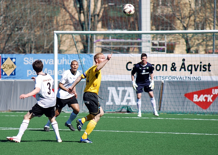 2009_0418_11.JPG - Mikael Wiker har bollen i blickfånget