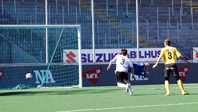 2009_0418_12.JPG - Här är det nära mål men bollen går strax utanför stolpen