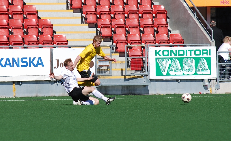 2009_0418_13.JPG - Filip Stjernfeldt tar sig förbi sin uppvaktning