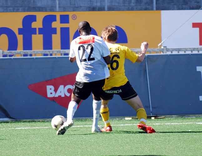 2009_0418_14.JPG - Douglas Björkdal styr ut bollen till hörna