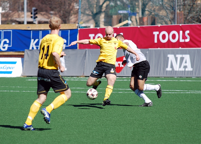 2009_0418_15.JPG - Kristofer Storm är hårt uppvaktad av en örebro försvarare