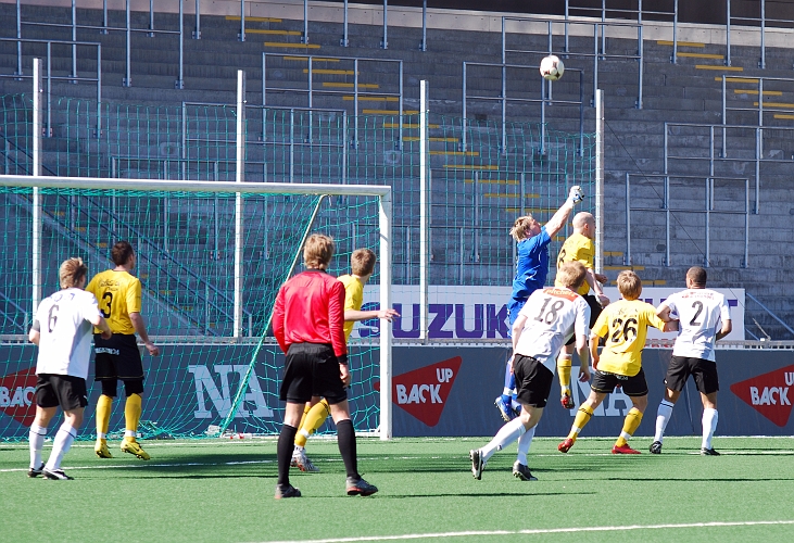 2009_0418_16.JPG - Fredrik Hagström boxar undan bollen efter hörna . . . . . .