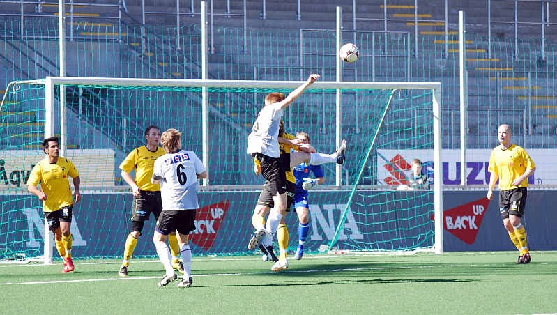 2009_0418_17.JPG - . . . . men inte längre än att bollen kommer ner mitt i straffområdet . . . . .