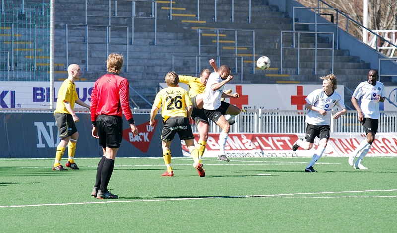 2009_0418_18.JPG - . . . . till slut får Mikael Westman i väg bollen