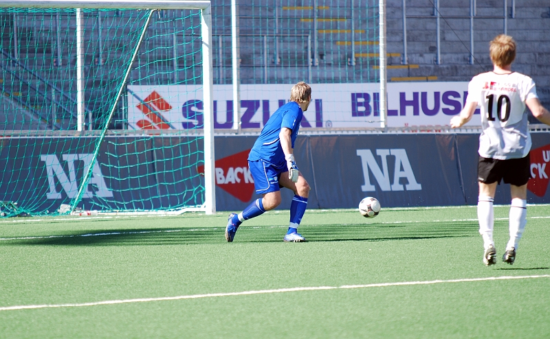 2009_0418_19.JPG - Här rullar ÖSK spelaren ( i misstänkt offside läge) in 1-0 till hemmalaget