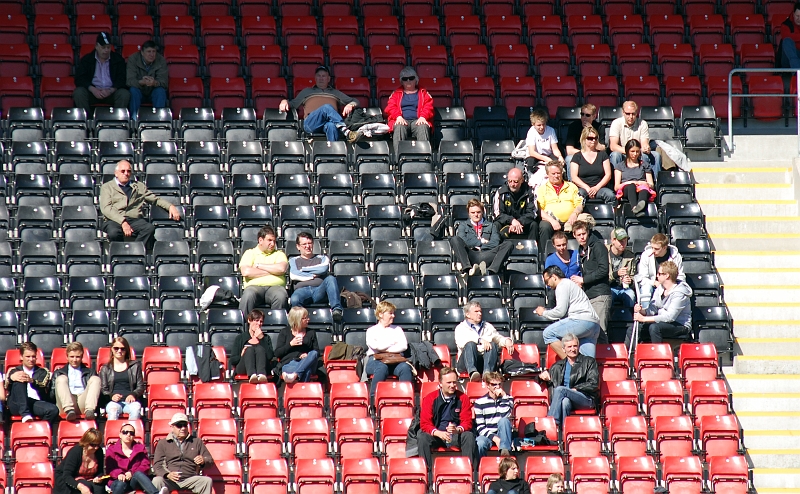 2009_0418_20.JPG - Det var en del publik på läktarna