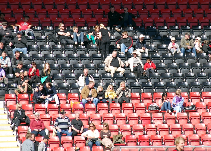 2009_0418_21.JPG - Det var en del publik på läktarna