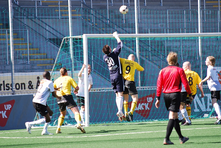 2009_0418_23.JPG - En farlig chans för Södra efter en hörna