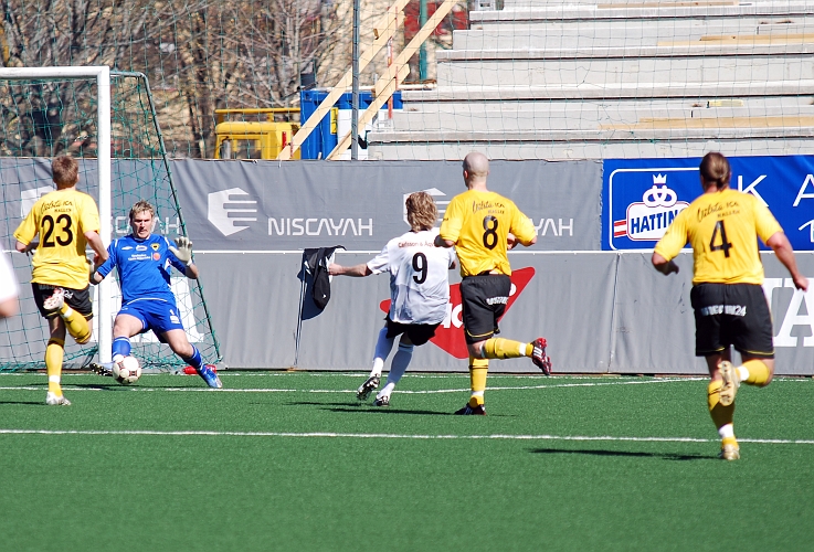 2009_0418_24.JPG - Fredrik Hagström gör en fotparad på ett lågt skott