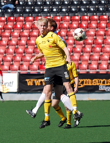 2009_0418_25.JPG - Martin Haglind i kamp om bollen på mittplan