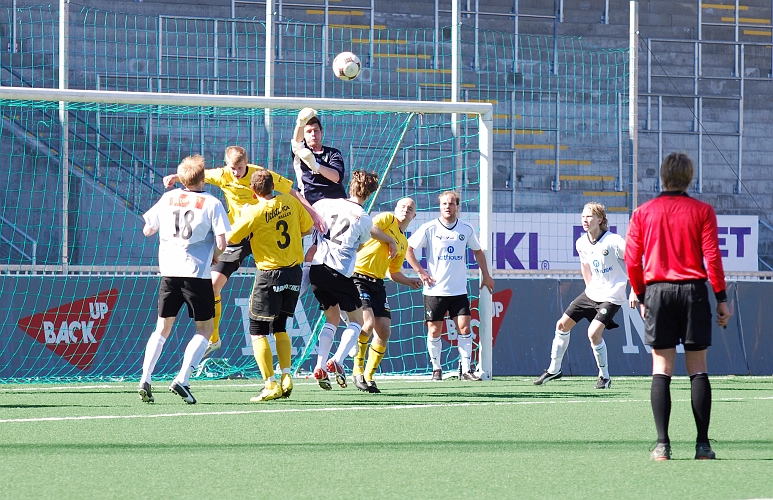 2009_0418_26.JPG - ÖSK målvakten boxar undan bollen