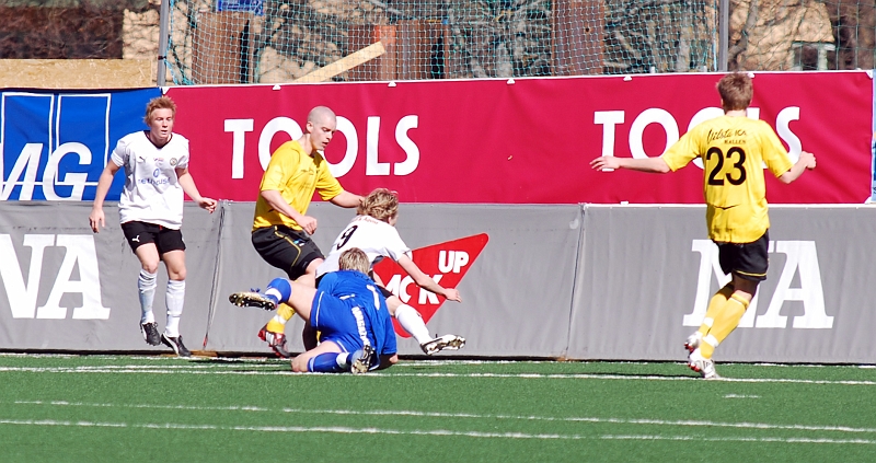 2009_0418_27.JPG - Fredrik Hagström och Gustav Gustavsson reder ut farligheten till en hörna