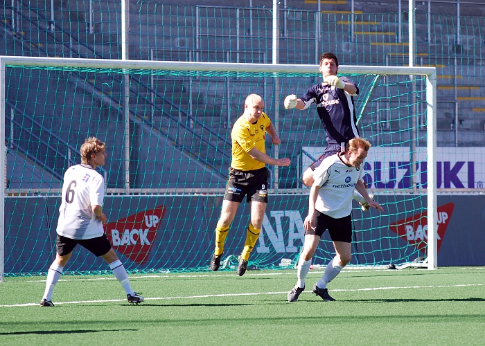 2009_0418_28.JPG - Målvakten kommer upp högt i luftduellen med Kristofer Storm