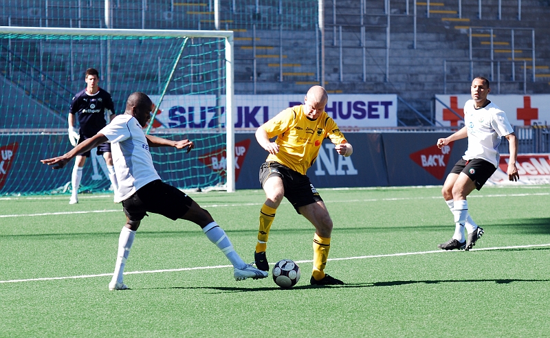 2009_0418_30.JPG - Kristofer Storm försöker få kontroll på bollen