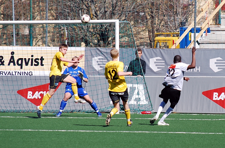 2009_0418_31.JPG - ÖSK spelaren skjuter ett hårt skott och bollen går strax över ribban