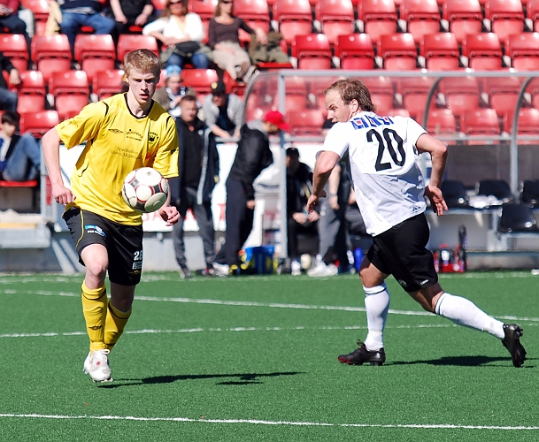 2009_0418_32.JPG - Filip Stjernfeldt tar kontrollen över bollen