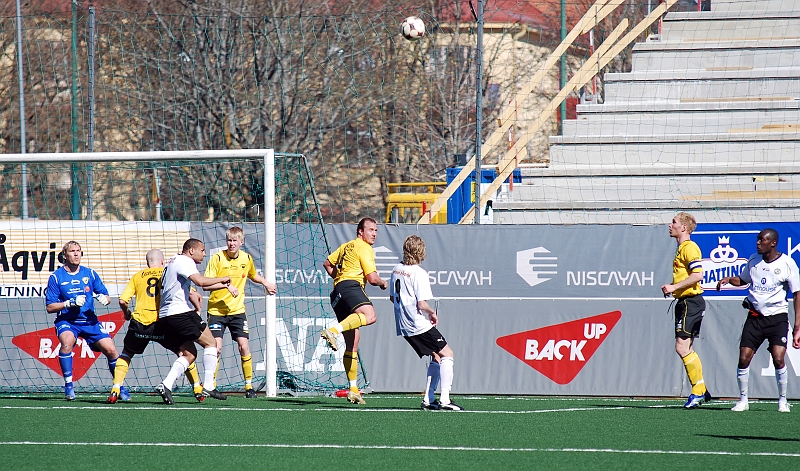 2009_0418_33.JPG - Mikael Westman nickar undan bollen