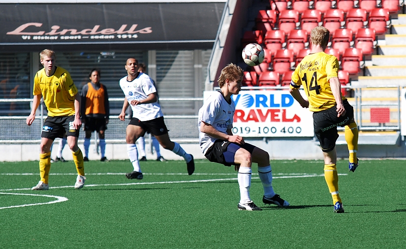 2009_0418_34.JPG - Mikael Wiker försöker nå Filip Stjernfeldt med ett "instick"