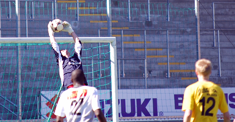 2009_0418_35.JPG - Målvakten greppar bollen efter en frispark från Mikael Wiker