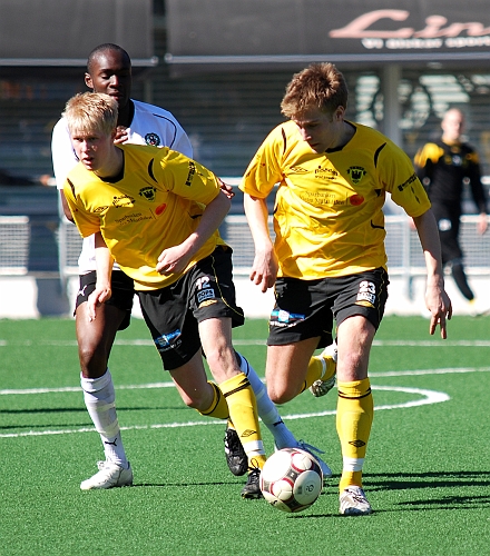 2009_0418_36.JPG - Martin Haglind och Samuel Hultqvist i samarbete