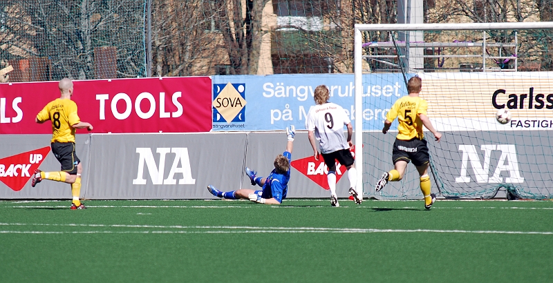2009_0418_39.JPG - Här utökar ÖSK U ledningen till 2-0 genom ett skott från kanten