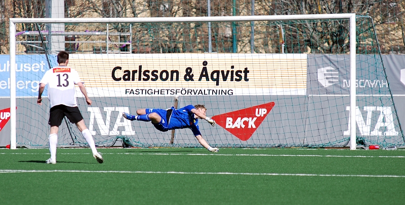 2009_0418_40.JPG - Ytterst nära ett ÖSK mål men bollen går strax utanför stolpen