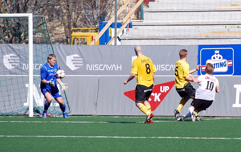 2009_0418_41.JPG - Bollen kommer överraskande fort och Fredrik Hagström får bollen i bröstet