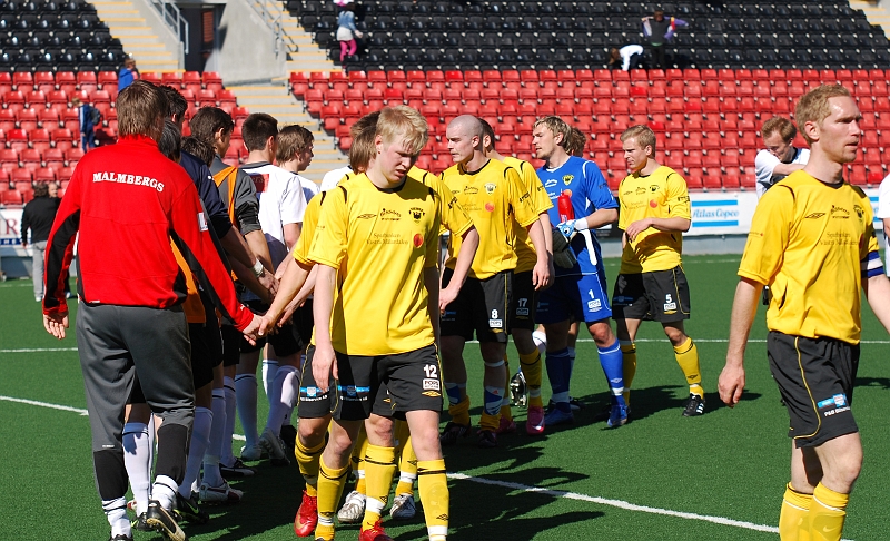 2009_0418_42.JPG - Spelarna tackar varandra efter matchen