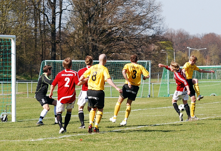 2009_0425_07.JPG - En farlig södrachans men bollen går utanför målet