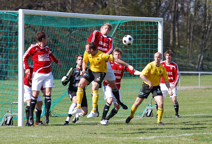 2009_0425_10.JPG - En hörna som Anes Brkovic är framme och försöker nicka bollen mot mål