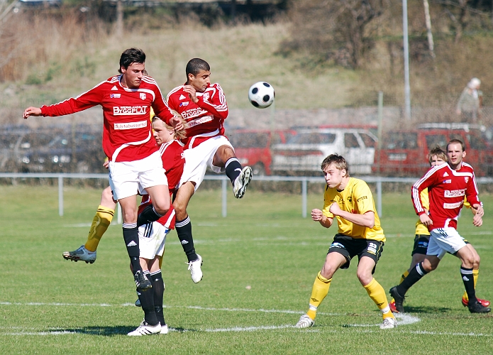 2009_0425_11.JPG - Många FBK spelare på mitten som försöker få grepp om bollen