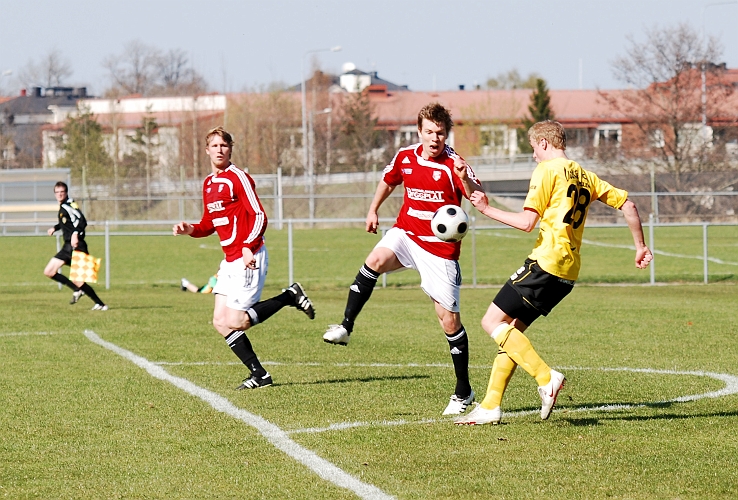 2009_0425_15.JPG - Filip Stjernfeldt fick ett bra läge men blev lite för ivrig och skottet blev inte så lyckat