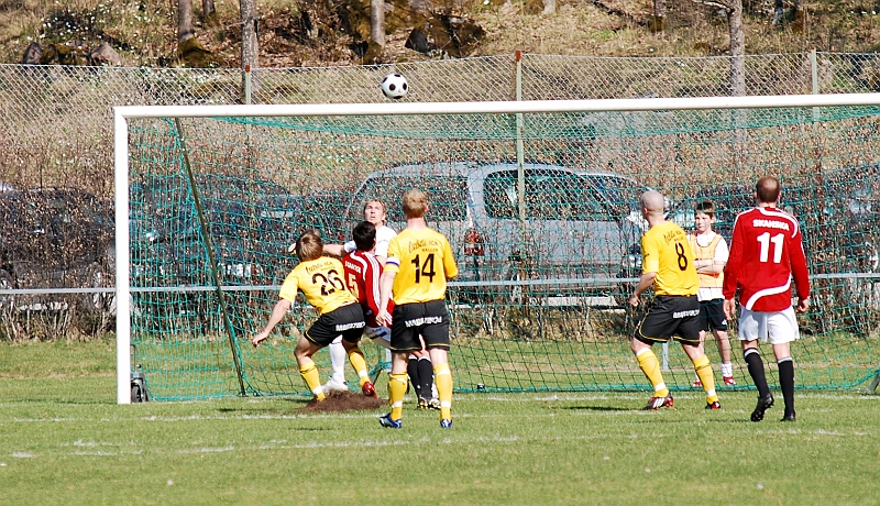 2009_0425_17.JPG - En farlig FBK chans som Fredrik Hagström med nöd och näppe klarar