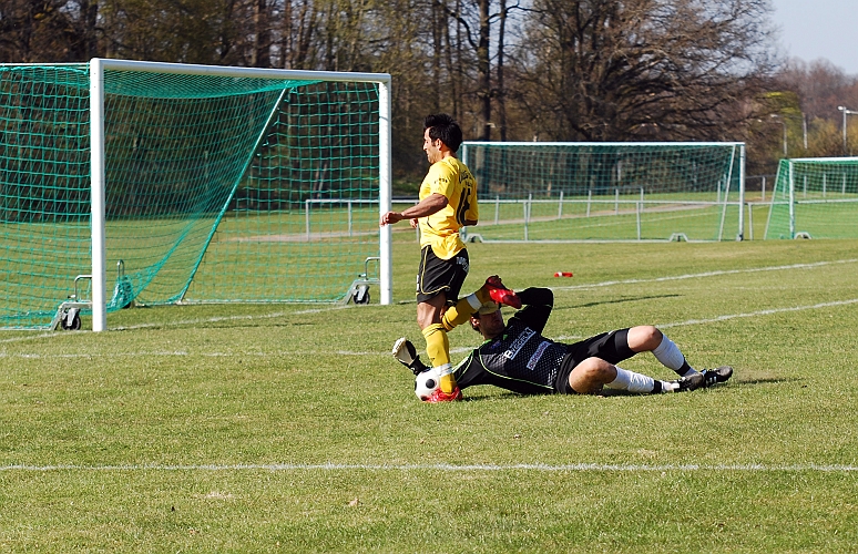 2009_0425_20.JPG - Arton Bekaj får en ypperlig målchans men målvakten gör en bra råddning