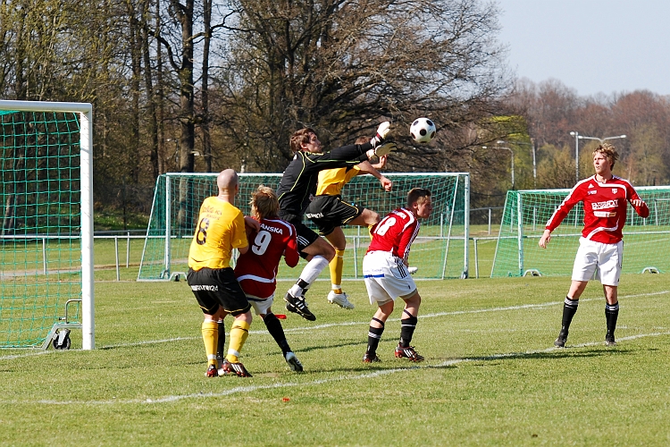 2009_0425_21.JPG - En bra slagen frispark där målvakten boxar undan bollen