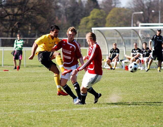 2009_0425_27.JPG - Arton Bekaj går för ett avslut mot mål
