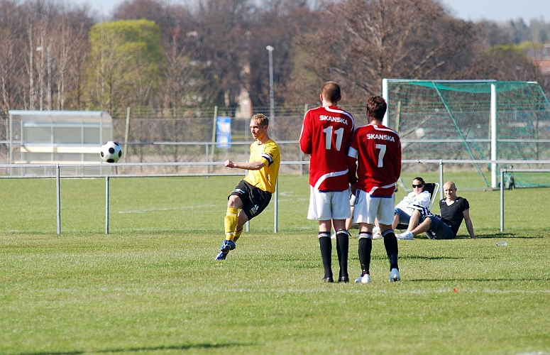 2009_0425_30.JPG - Mikael Wiker slår en frispark som letar sig fram till . . . . .