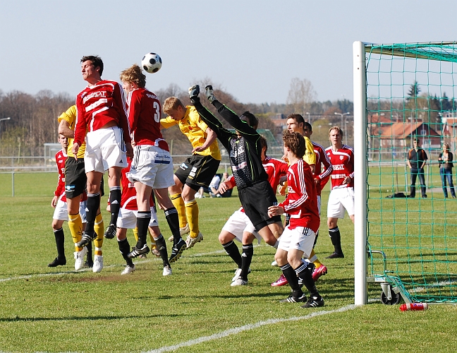2009_0425_32.JPG - FBK's målvakt boxar undan bollen efter en hörna