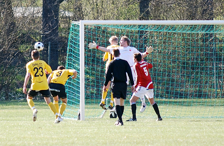 2009_0425_35.JPG - Södra's försvarare tvingas nicka undan bollen till hörna