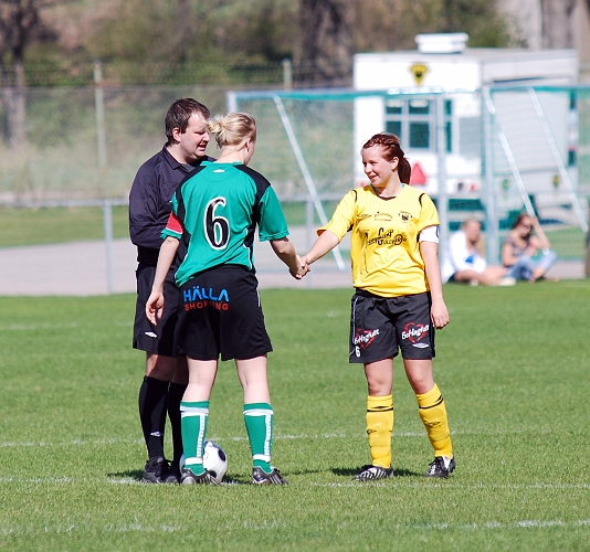 2009_0502_01.JPG - Lagkaptenerna hälsar på varandra och på domaren