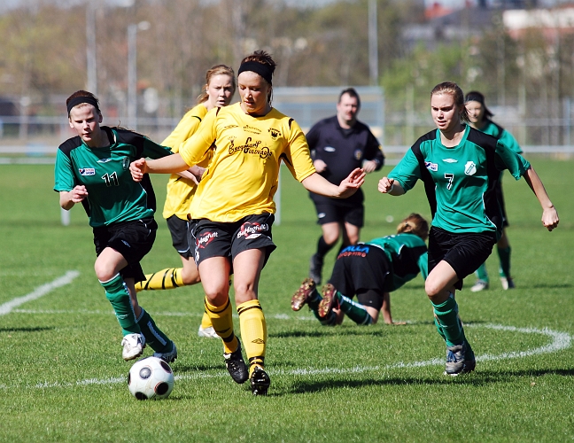 2009_0502_02.JPG - Amanda Segerstedt var mycket aktiv i inledningen av matchen