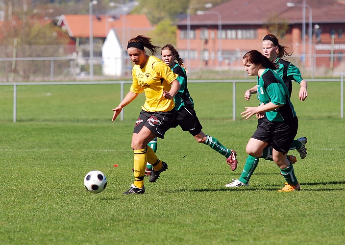 2009_0502_04.JPG - Amanda Segerstedt jagas av 3st Irsta spelare