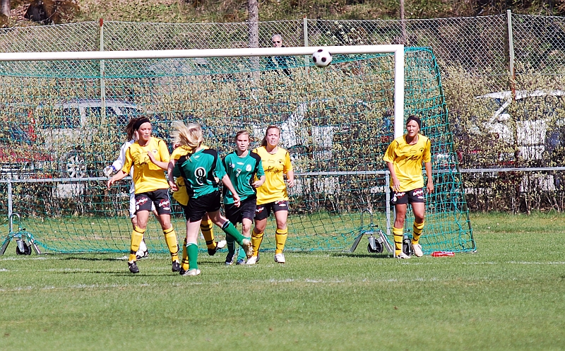 2009_0502_06.JPG - Södraförsvaret får iväg bollen efter en hörna